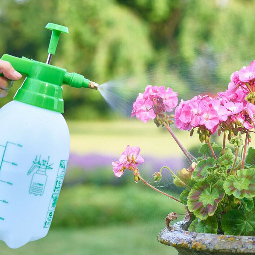 Adjustable nozzle for changing between spray and mist modes