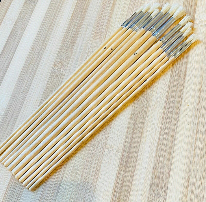 Paint brushes with wooden coloured handles in a set of 12 sizes